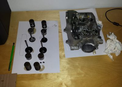 Tunen cilinderkop met kleppen demontage by Cobra Motorsport. Cobramotorsport.nl